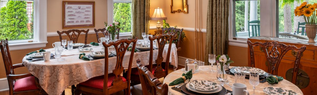 Breakfast service in the Abbington Green dining room