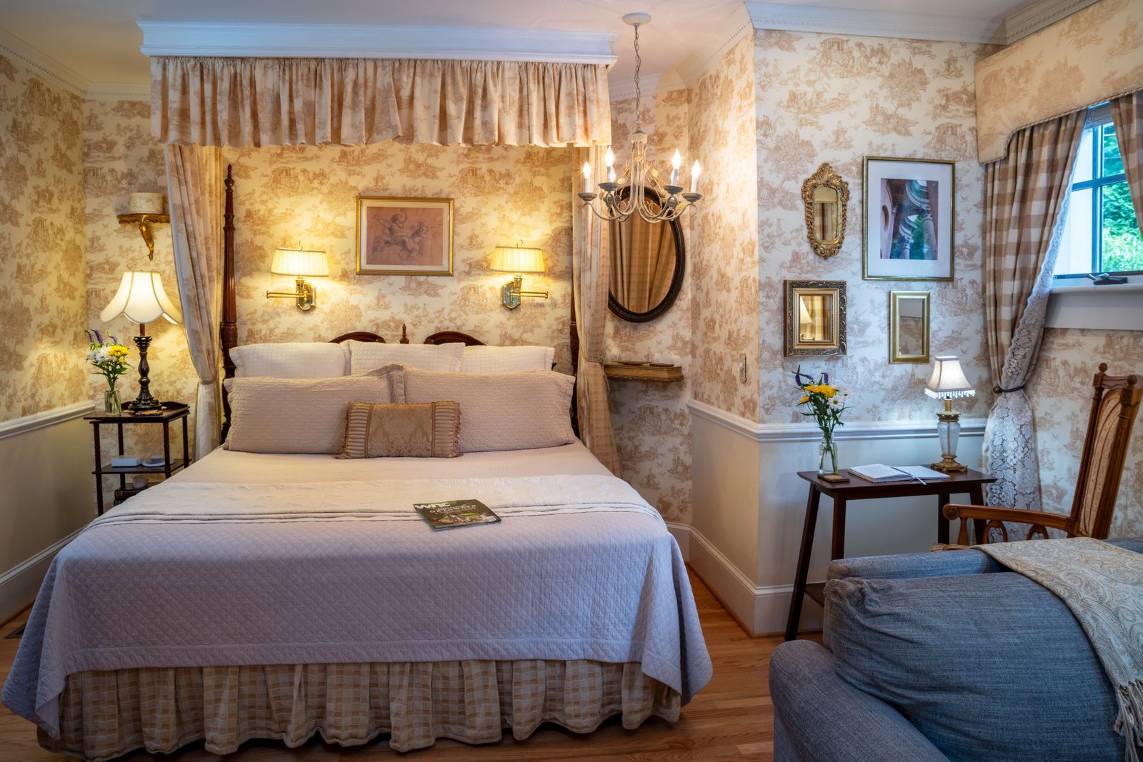 Grosvenor Square Suite with canopy king bed at Abbington Green