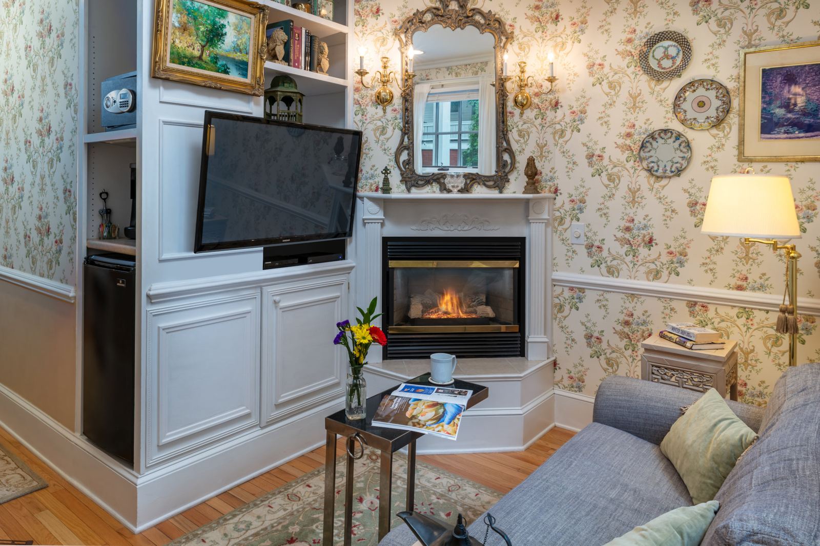 Hyde Park Suite sitting area with fireplace at Abbington Green