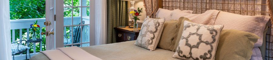 Hyde Park Suite king bed at Abbington Green