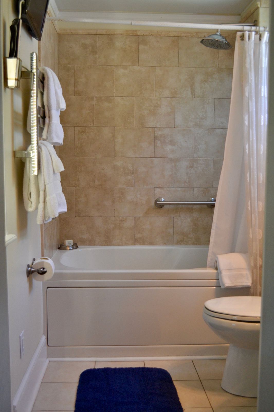 Kew Garden bathroom with whirlpool tub